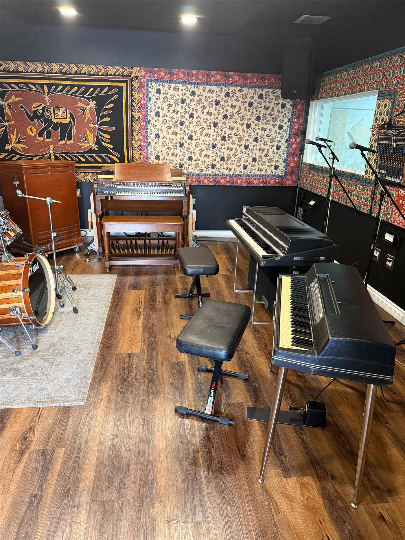 Pianos & Organs